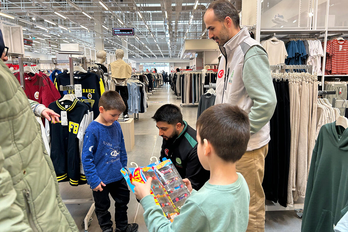 Eskişehir Umut Kervanı'ndan yetim ve ihtiyaç sahibi çocuklara bayramlık yardımı 