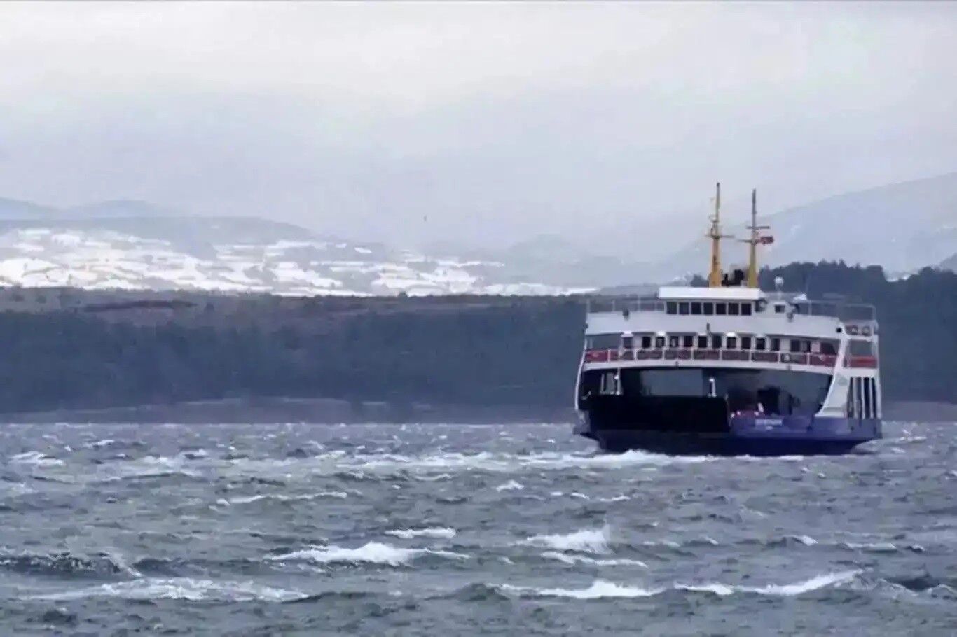 Fırtına nedeniyle Gökçeada ve Bozcaada feribot seferleri iptal edildi