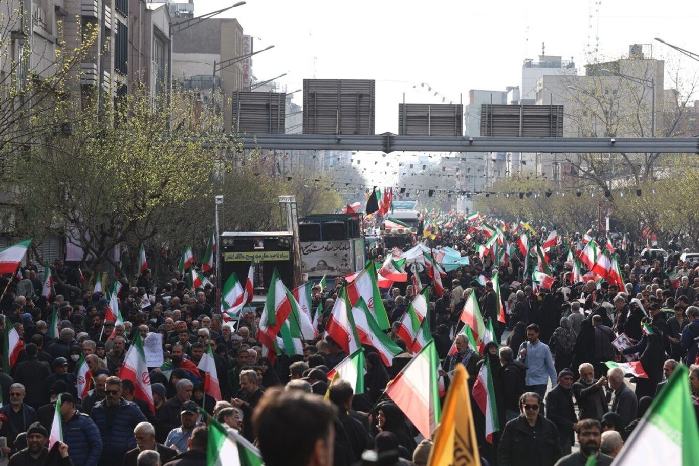 İran'da Dena müretteabatı ile Laricani için cenaze töreni düzenleniyor