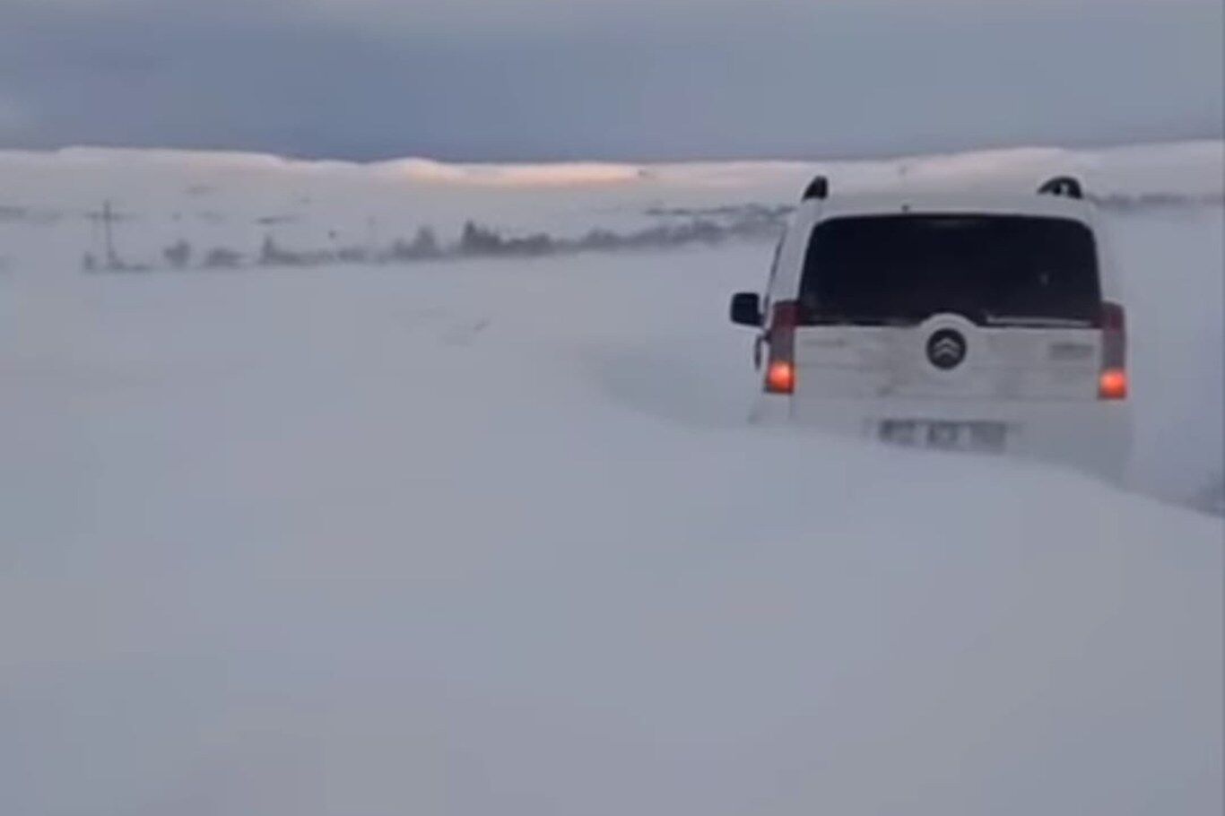 Karlıova’da tipi nedeniyle araçlar mahsur kaldı