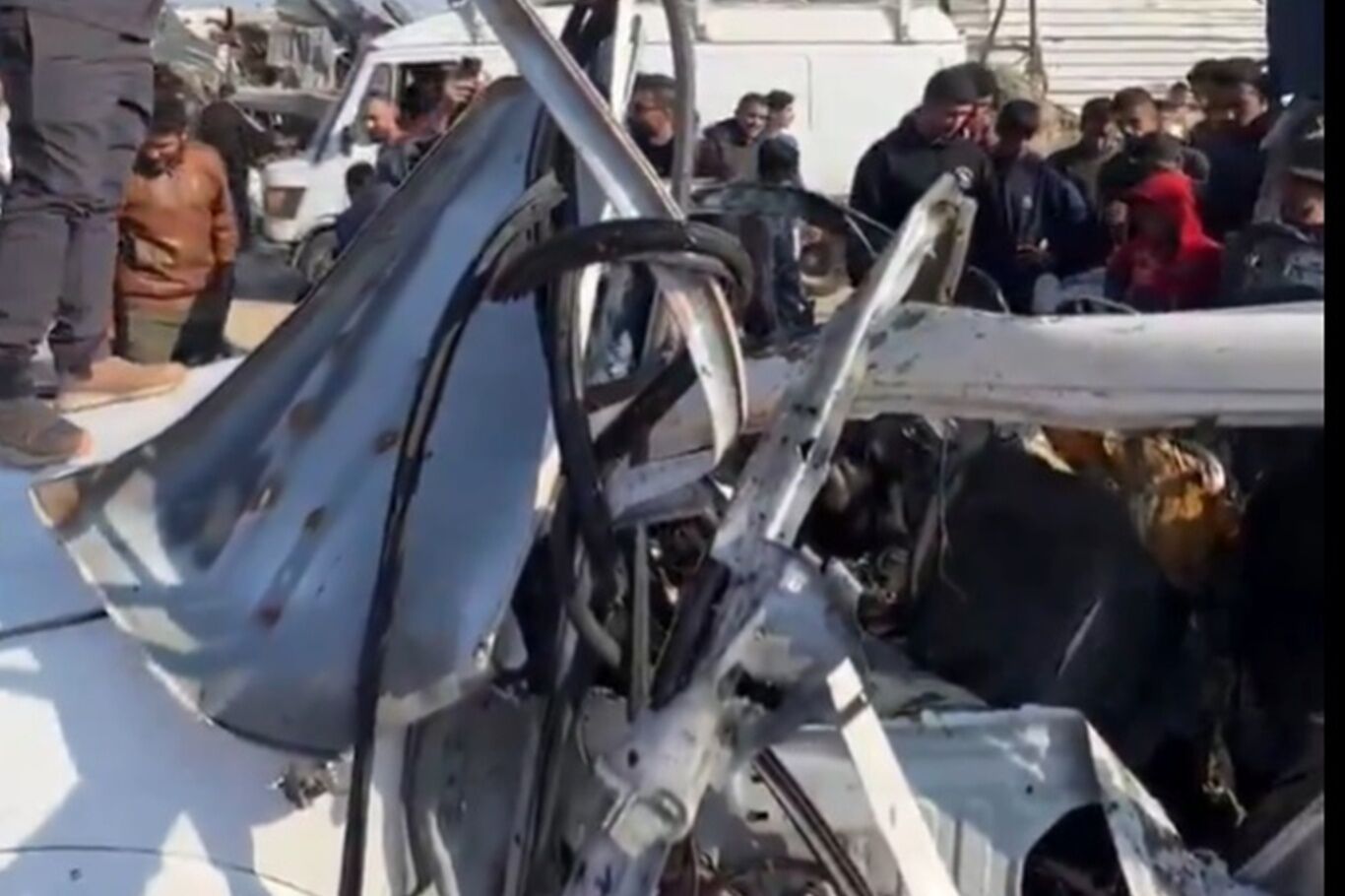 Siyonistler Gazze'de polis aracını bombaladı: 8 şehit