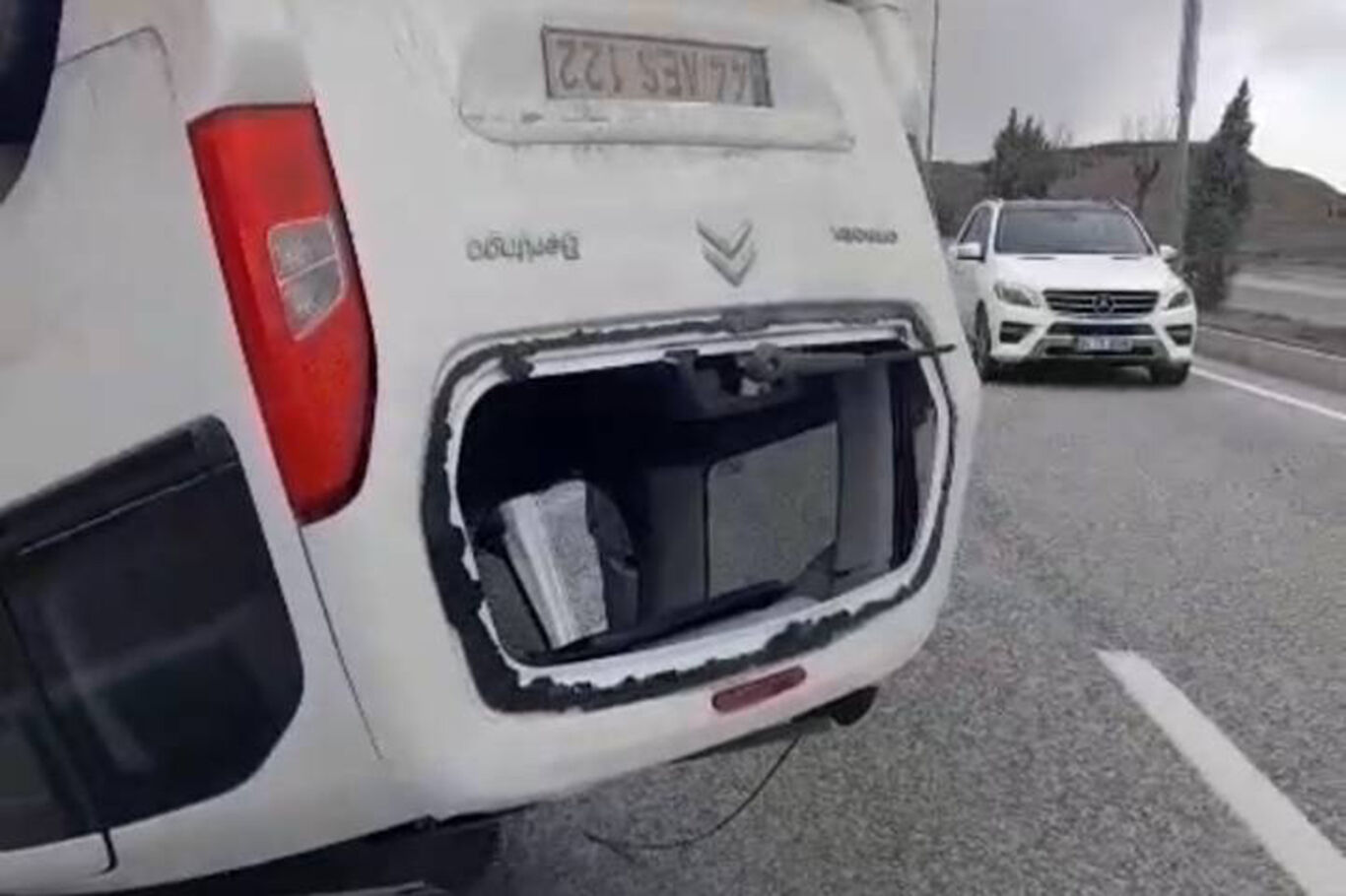 Ters dönen araçta burnu dahi kanamadan kurtuldu