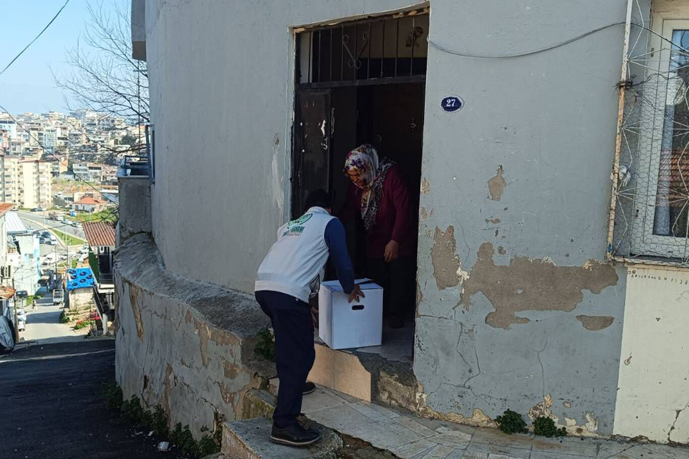 Umut Kervanı İzmir'de Ramazan ayı vesilesiyle yüzlerce aileye yardımda bulundu