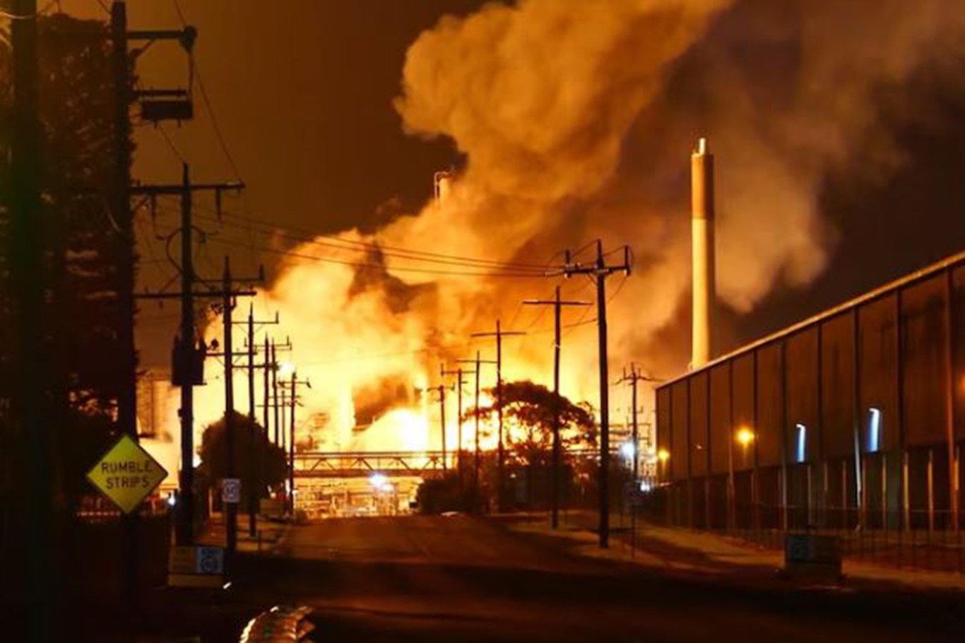 Avustralya'da dev rafineride yangın sonrası art arda patlamalar