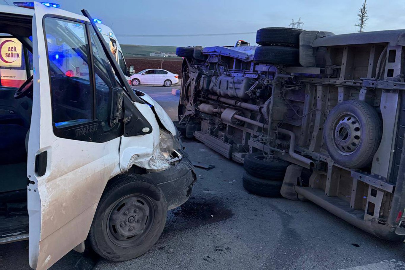 Batman'da kavşakta kaza: Servis aracı devrildi