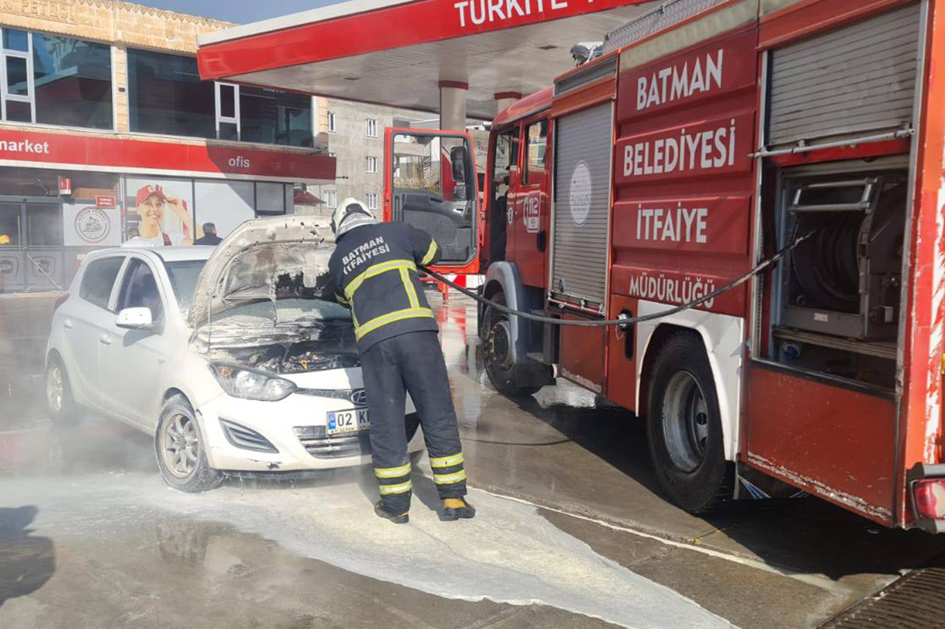 Batman'da petrol istasyonunda araç yangını paniğe yol açtı