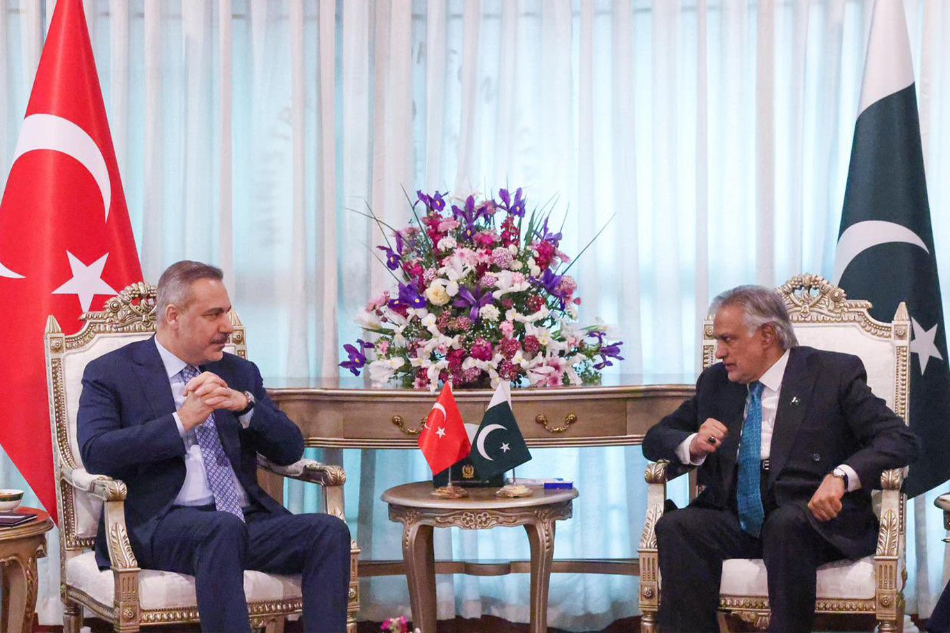 Dışişleri Bakanı Fidan, Pakistanlı mevkidaşı Dar ile görüştü