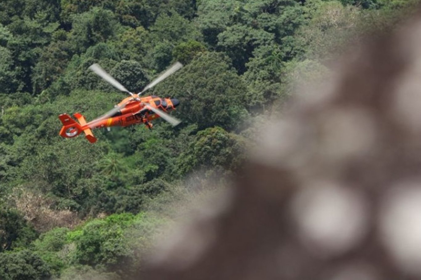 Endonezya'da kayıp helikopteri arama çalışmaları devam ediyor