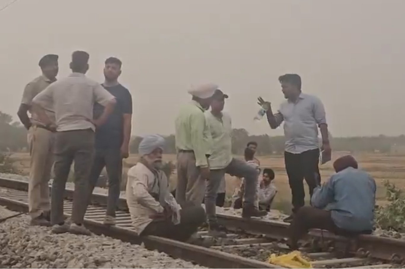 Hindistan'da demiryoluna döşenen patlayıcı infilak etti, saldırgan öldü