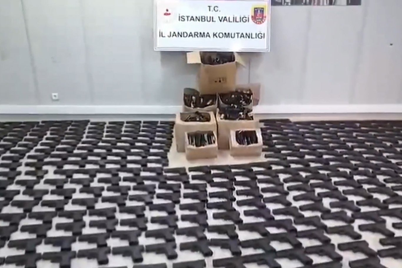 İstanbul ve Adana'da 1107 ruhsatsız tabanca ele geçirildi