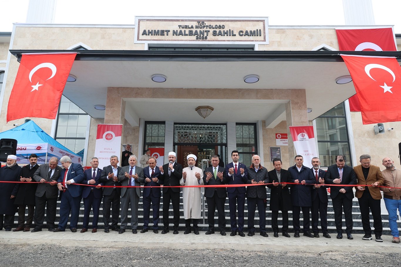 İstanbul'da 3 cami ve 2 Kur'an kursu dualarla açıldı