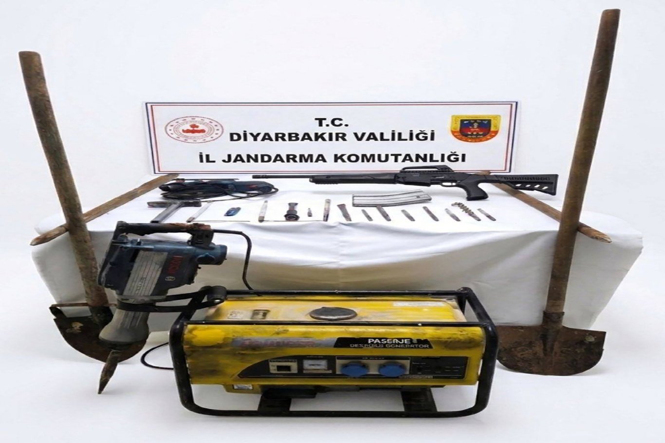 Kaçak kazı yapan şüpheliler suçüstü yakalandı