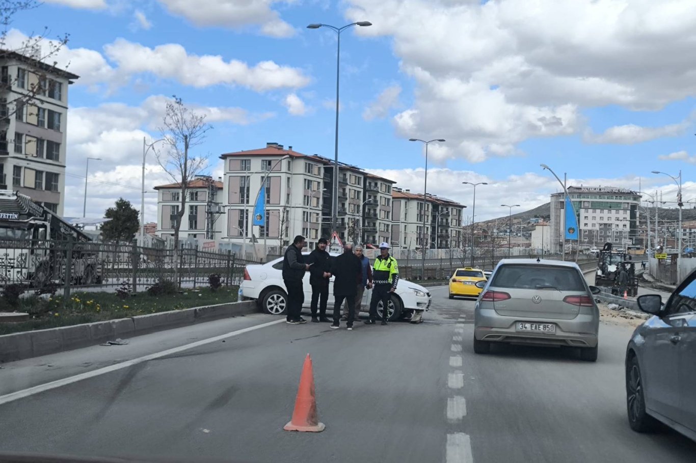 Malatya'da refüje çarpan otomobil trafiği aksattı