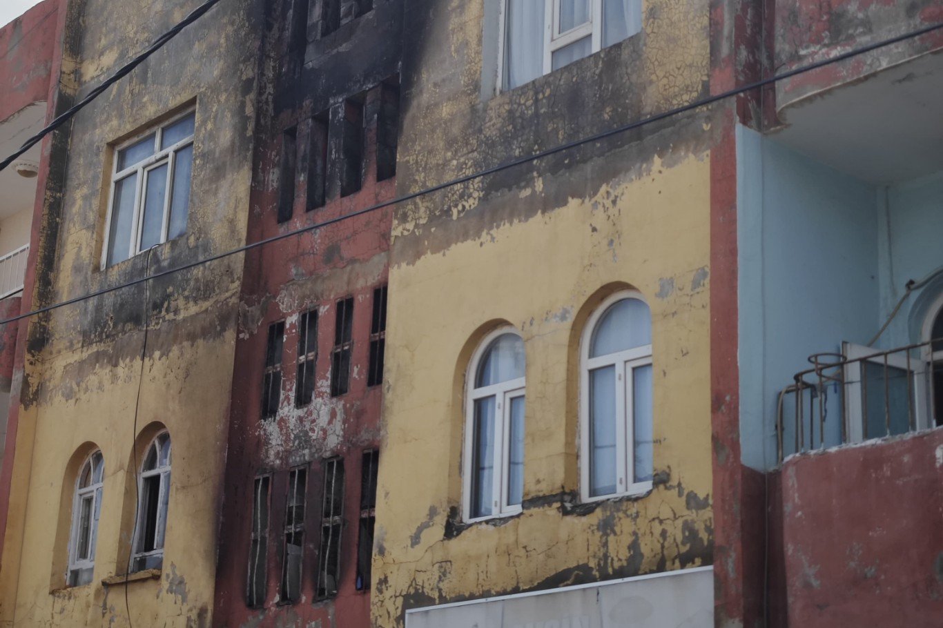 Mardin'de 2 katlı binada yangın: 4 kişi dumandan etkilendi