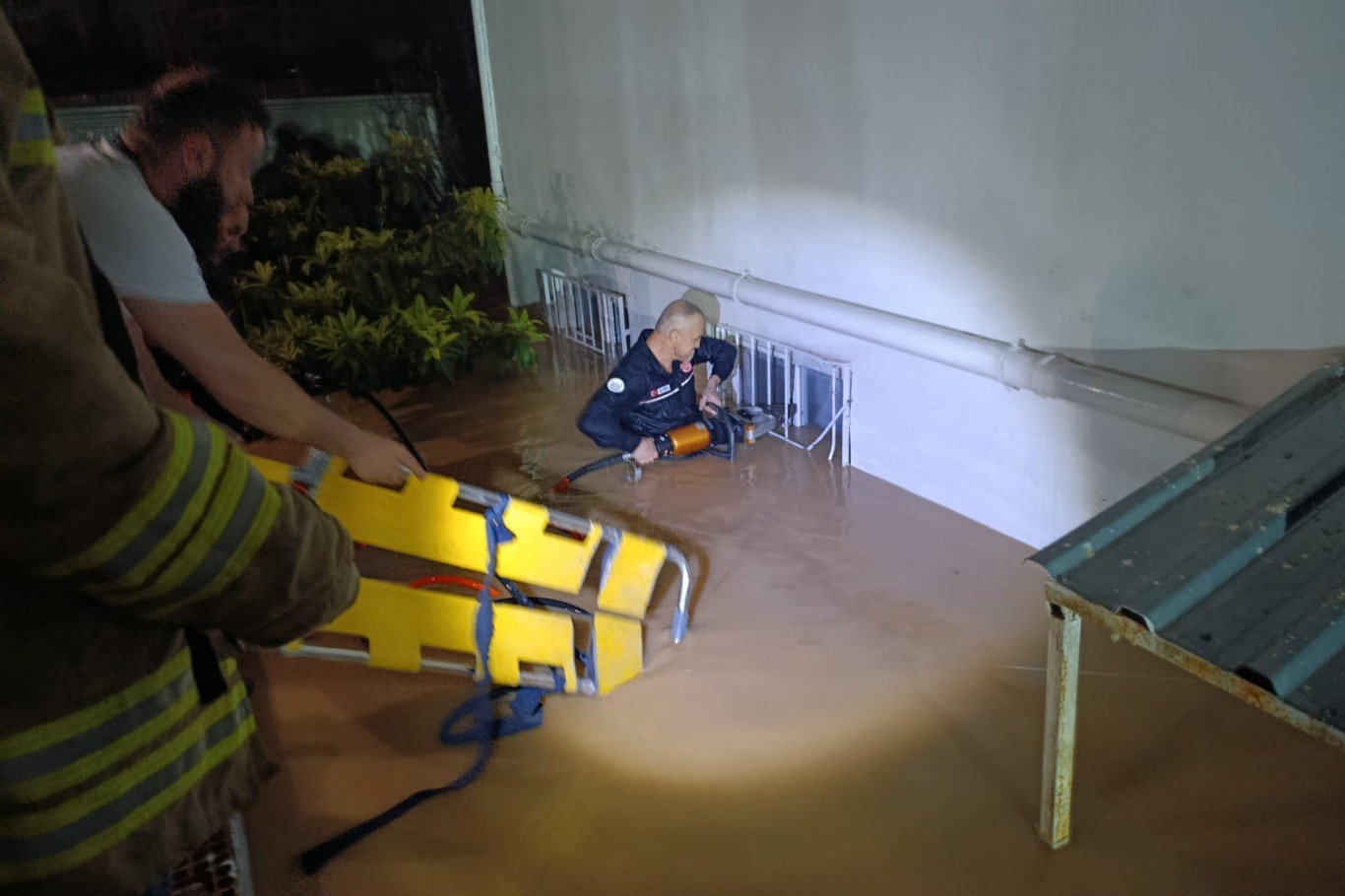 Mardin'de sağanak sele dönüştü: Evler su altında kaldı, mahsur kalanlar kurtarıldı