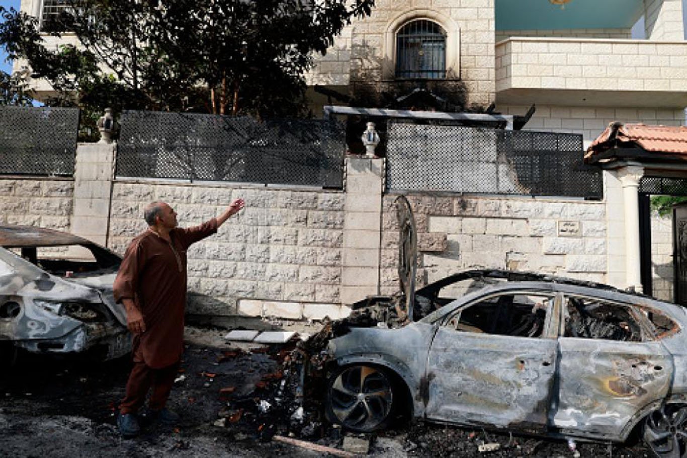 Nablus'ta yerleşimci saldırısı: Ağaçlar kesildi, araçlar yakıldı