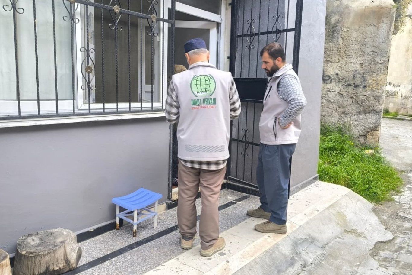 Tarsus'ta kesilen hayır kurbanlarının etleri İhtiyaç sahiplerine dağıtılıyor