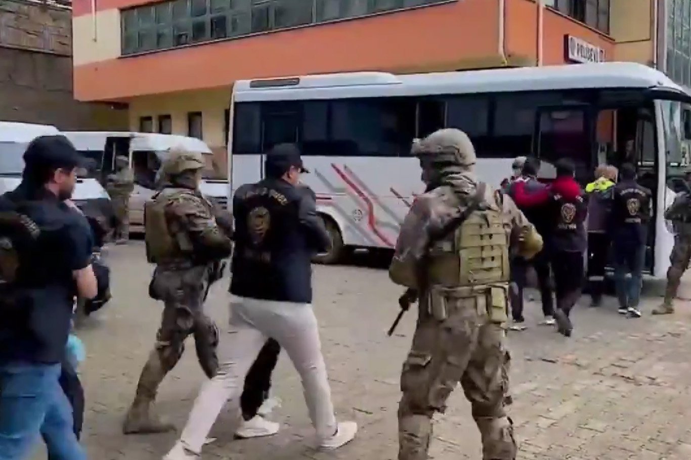 Artvin merkezli 22 ilde organize suç operasyonu: 23 tutuklama