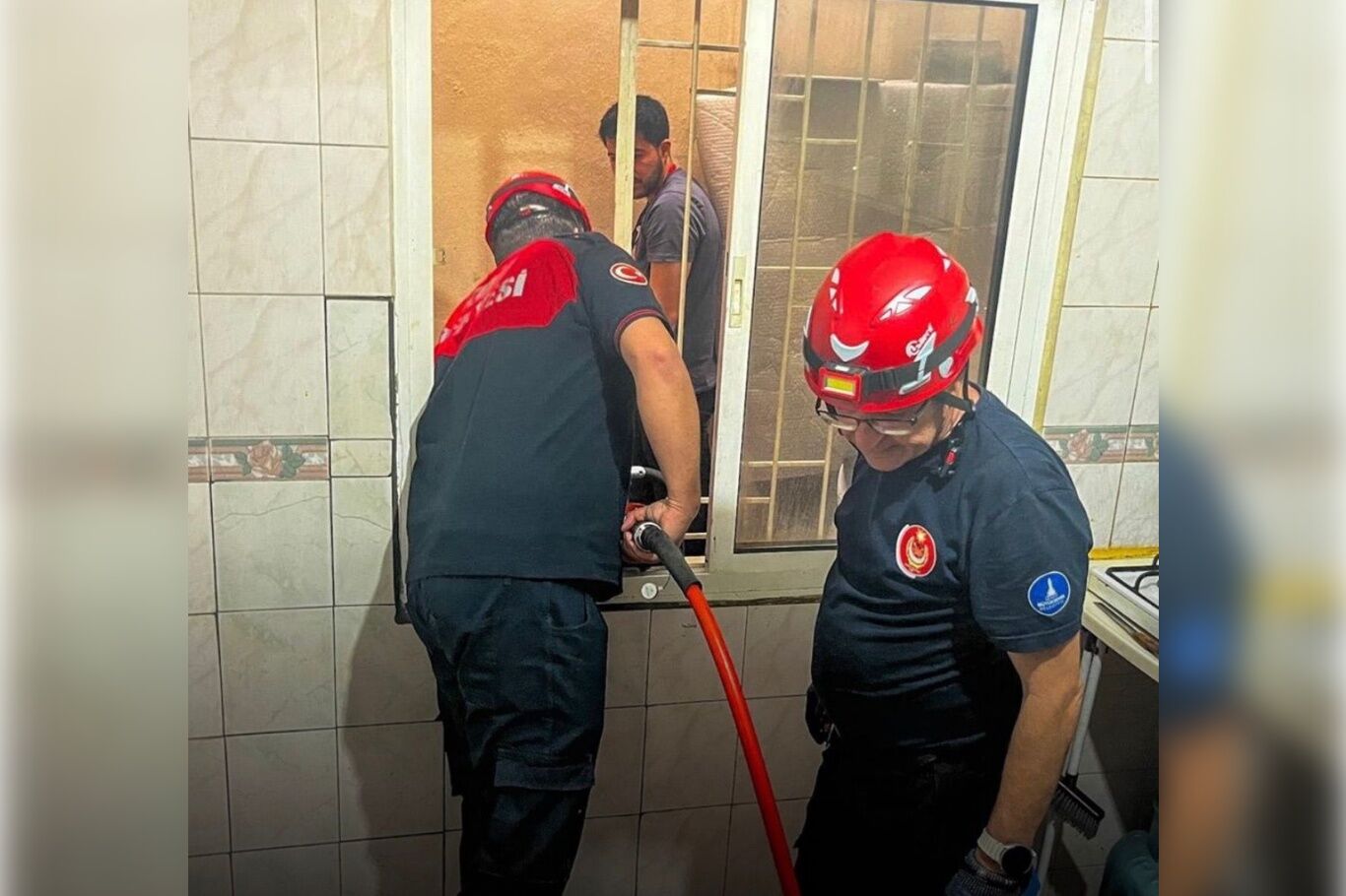 Buca'da apartman boşluğuna düşen kişi kurtarıldı
