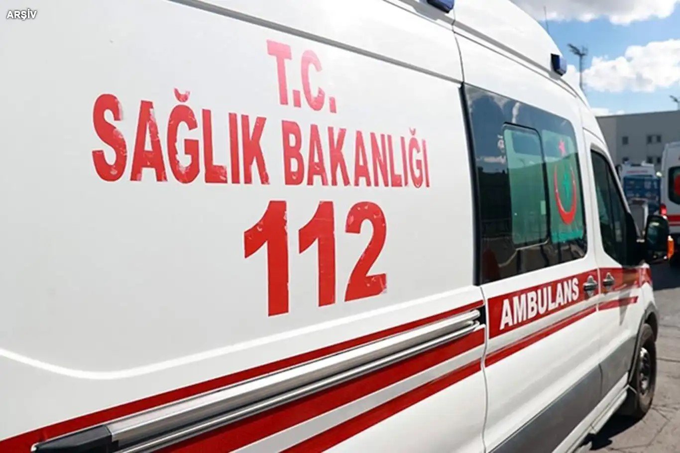 Bursa'da otomobilin devirdiği elektrik direğine motosiklet çarptı: 4 yaralı