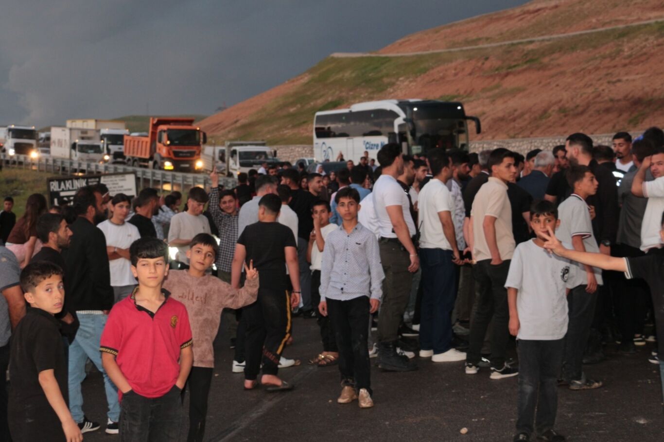 Cizre'de peş peşe kazaların ardından mahalle sakinleri kara yolunu ulaşıma kapattı