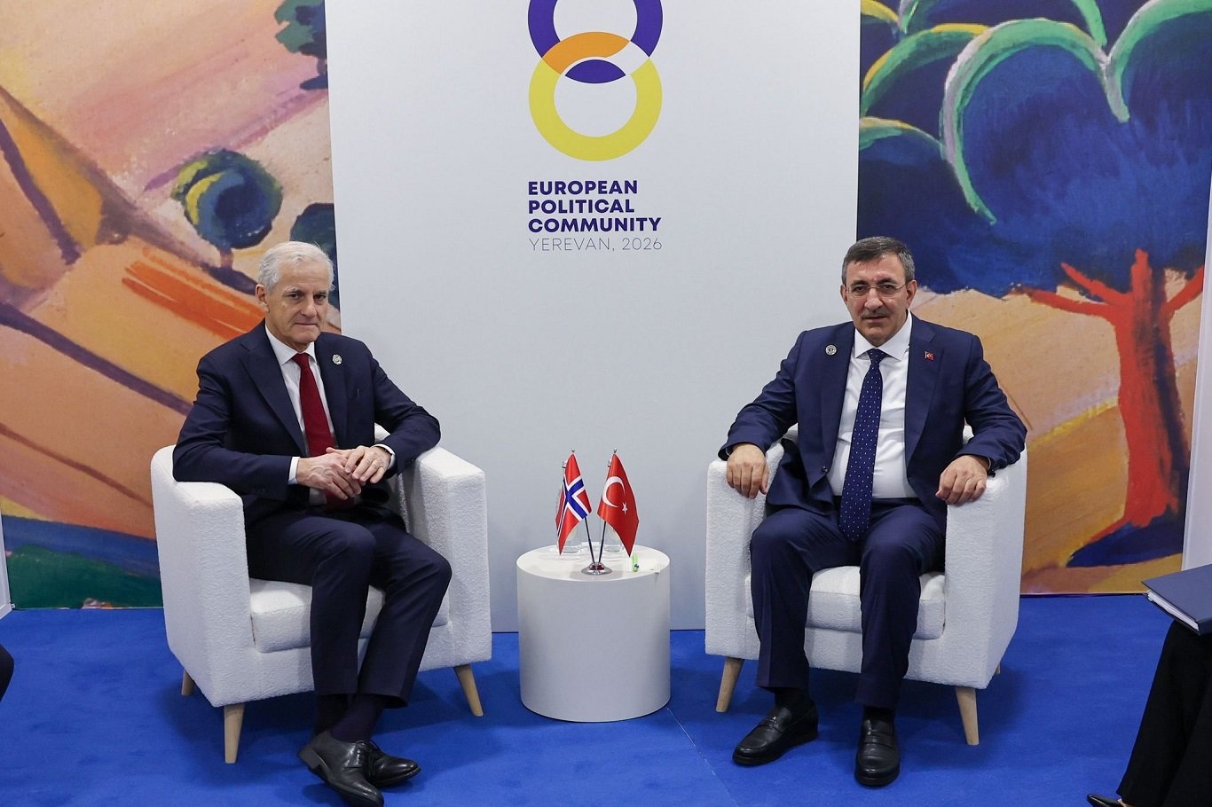 Cumhurbaşkanı Yardımcısı Yılmaz, Norveç Başbakanı Store ile Erivan'da bir araya geldi