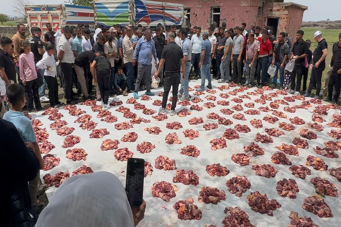 Diyarbakır'da örnek dayanışma geleneği: Kurban etleri mahalledeki tüm hanelere ulaştırılıyor