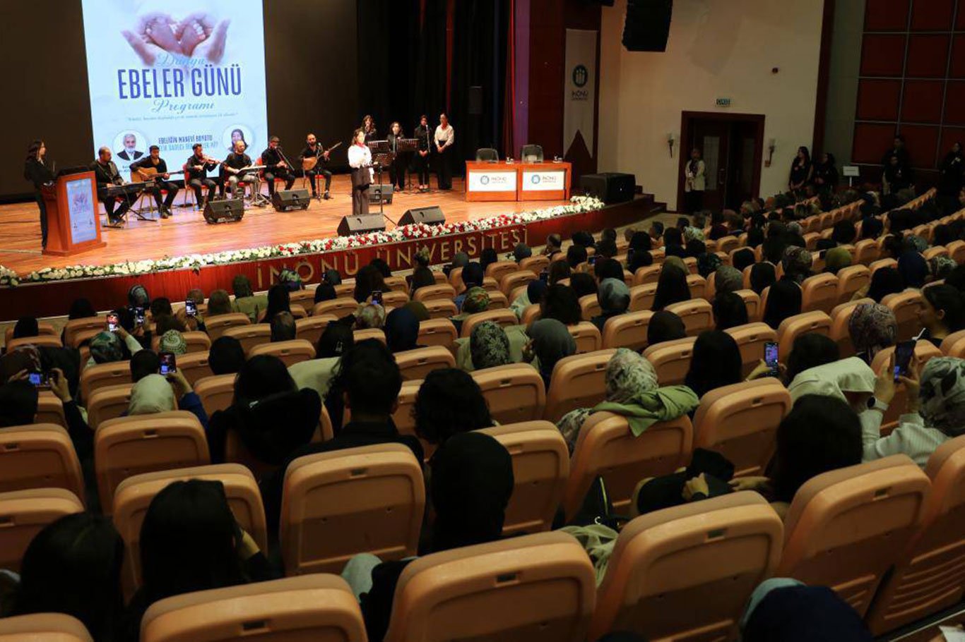Dünya Ebeler Günü'nde ebeliğin manevi boyutu konuşuldu