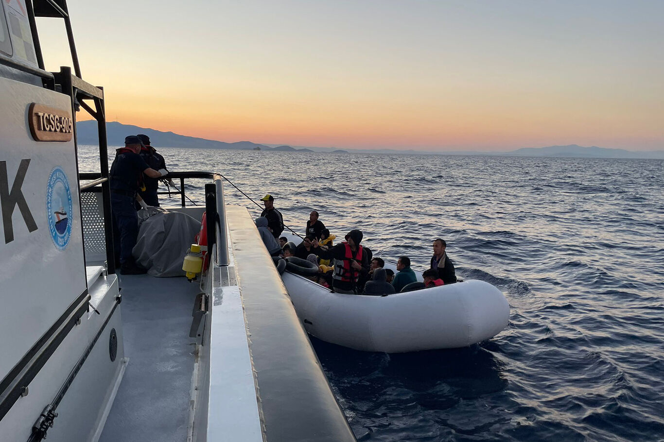 İzmir açıklarında 17 düzensiz göçmen kurtarıldı
