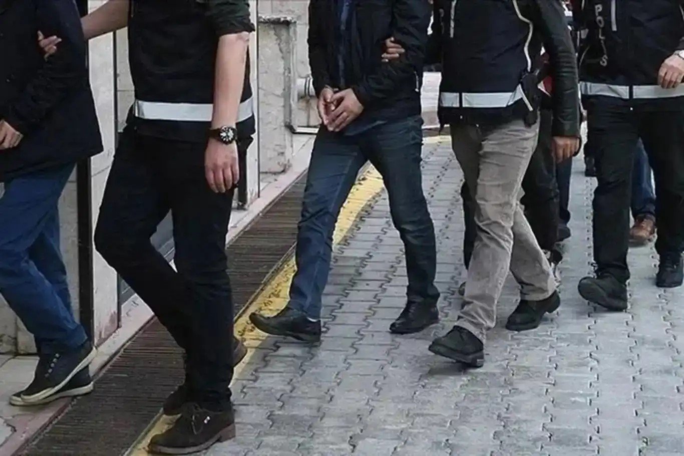 İzmir'de FETÖ operasyonu: 9 gözaltı