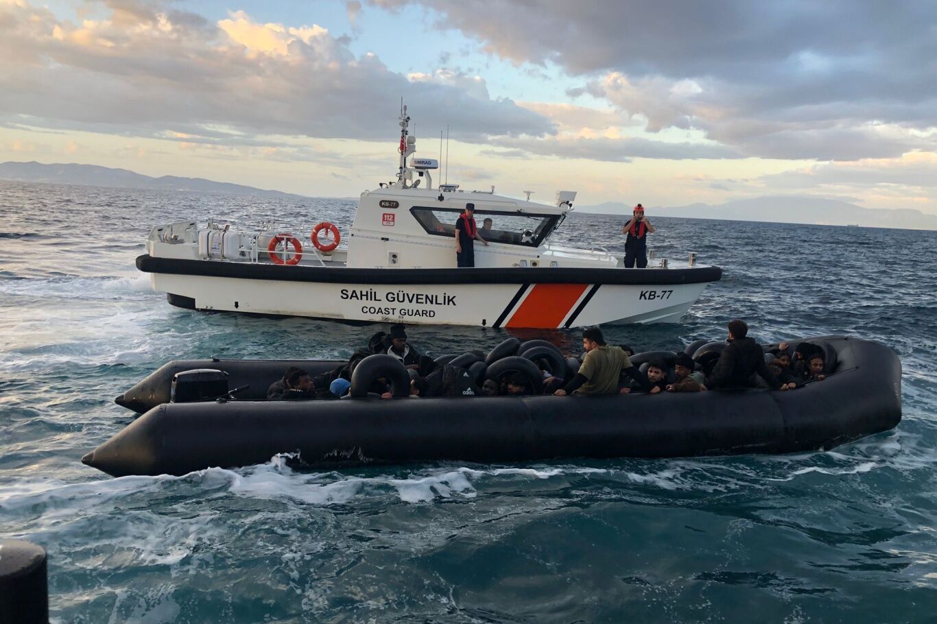 İzmir'de lastik bottaki 40 düzensiz göçmen yakalandı