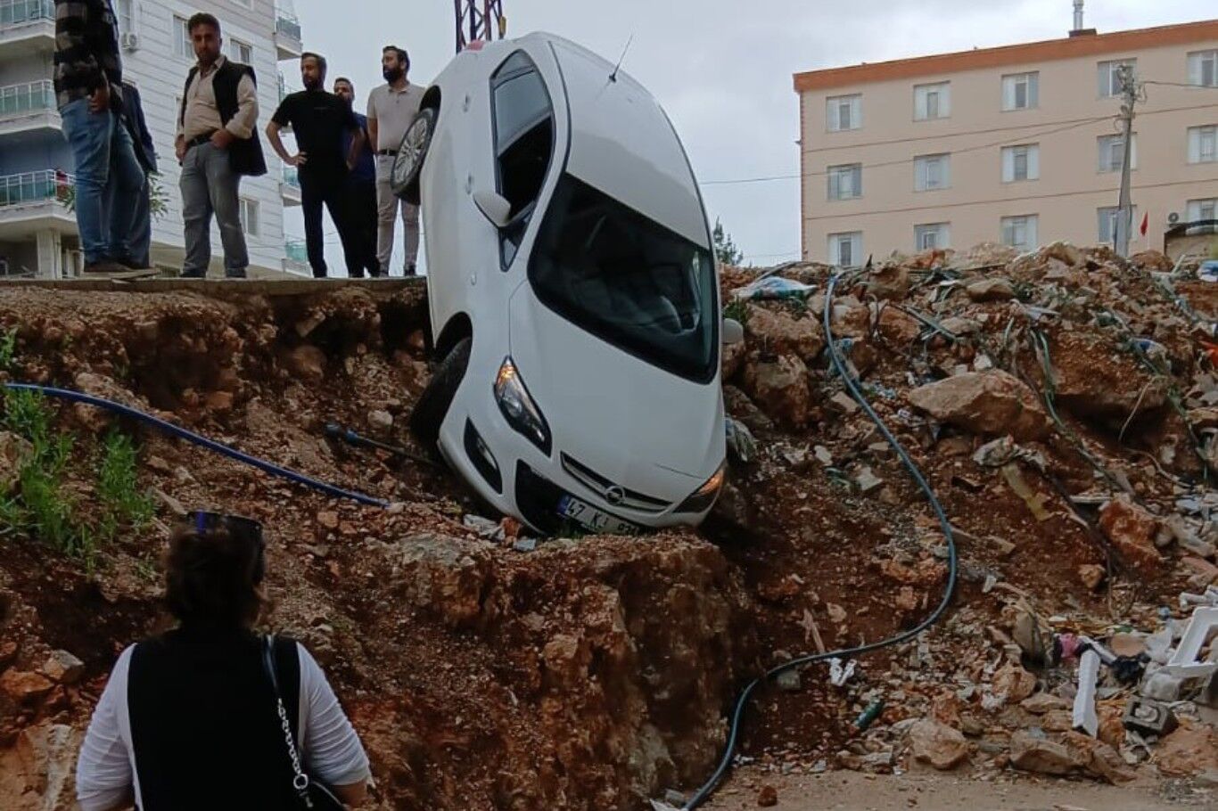 Mardin'de kontrolden çıkan otomobil uçurum kenarında asılı kaldı
