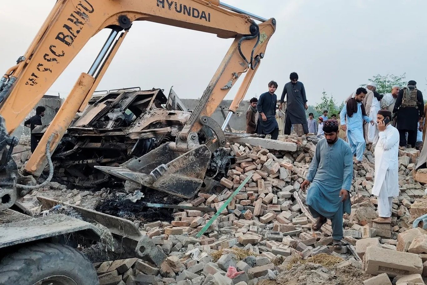 Pakistan'da bombalı araçla saldırı: 12 polis hayatını kaybetti