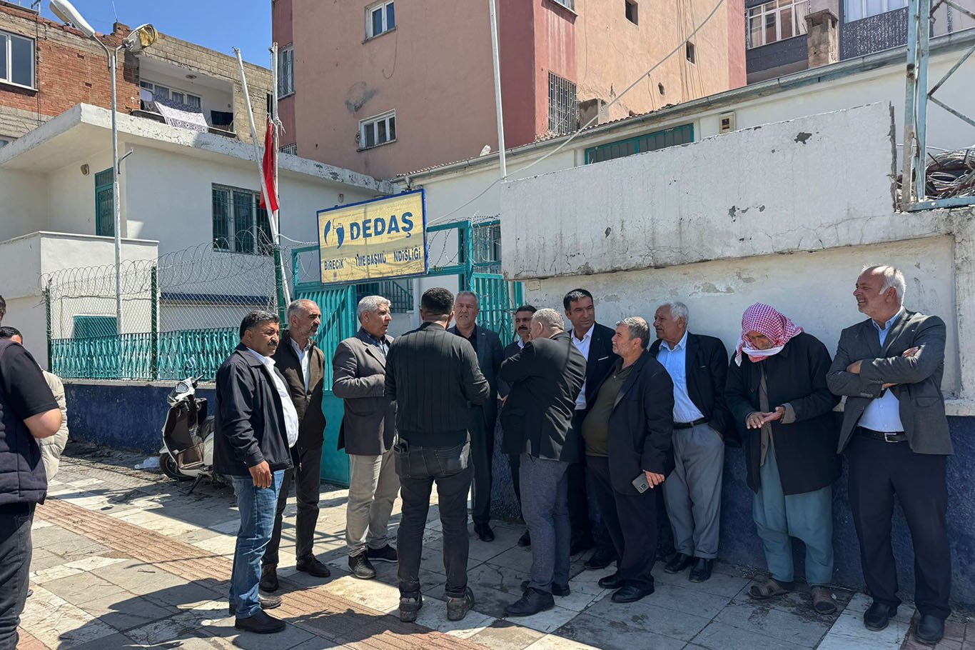 Şanlıurfa'da muhtarlardan elektrik kesintisine tepki