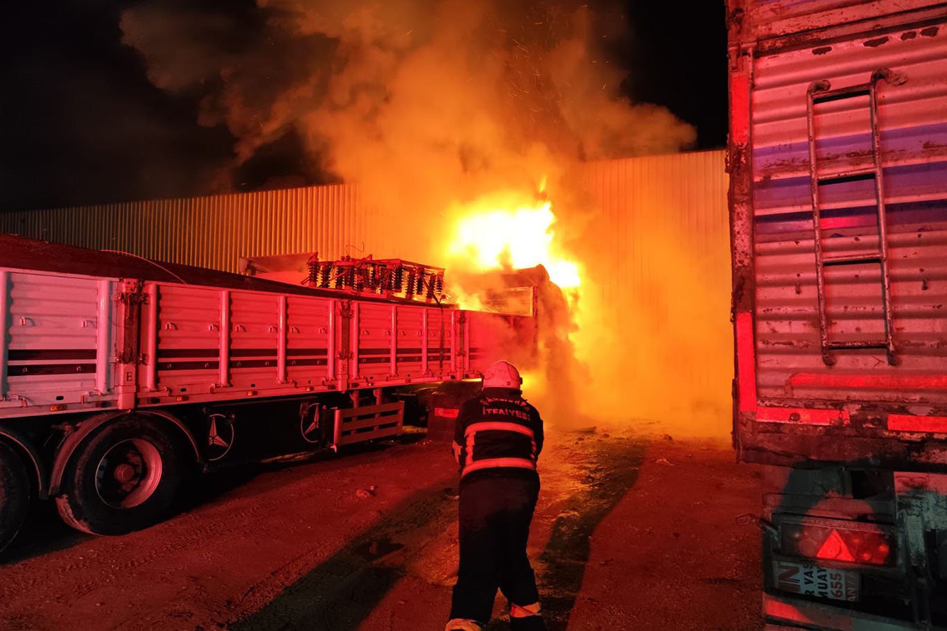 Şanlıurfa'da tır garajında yangın: 3 araç zarar gördü
