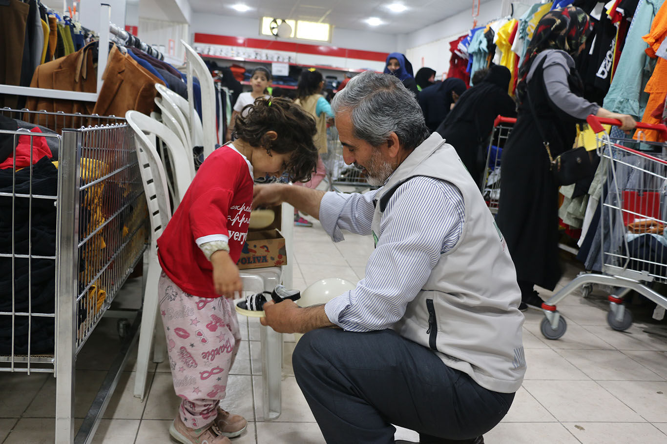 Şanlıurfa'da yetim ve muhtaç ailelere bayramlık desteği