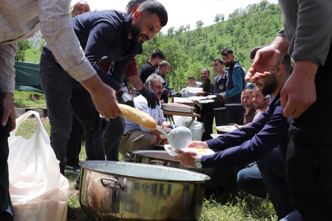 Şırnak'ta yüz yıllık Adarok geleneğinde binlerce kişi aynı sofrada buluştu