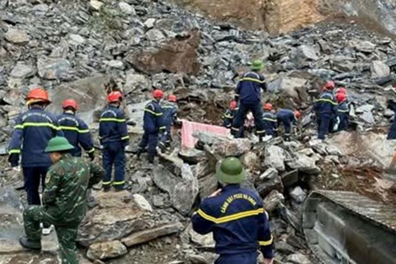 Vietnam'da taş ocağında göçük: 3 ölü