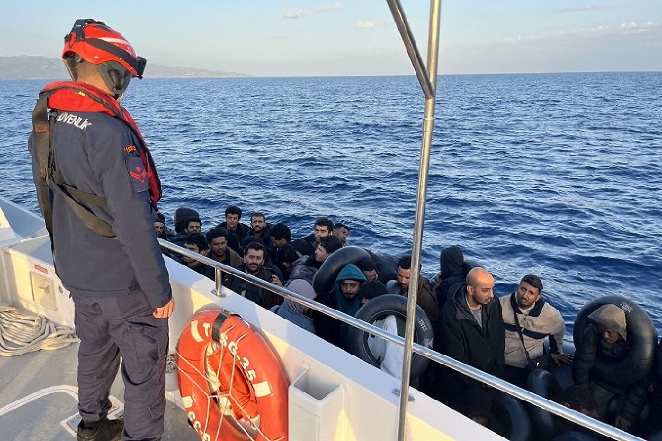 Yunanistan'ın geri ittiği 38 düzensiz göçmen kurtarıldı