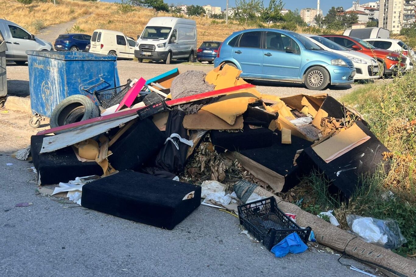 Buca'da çöp ve moloz yığını tepki çekti