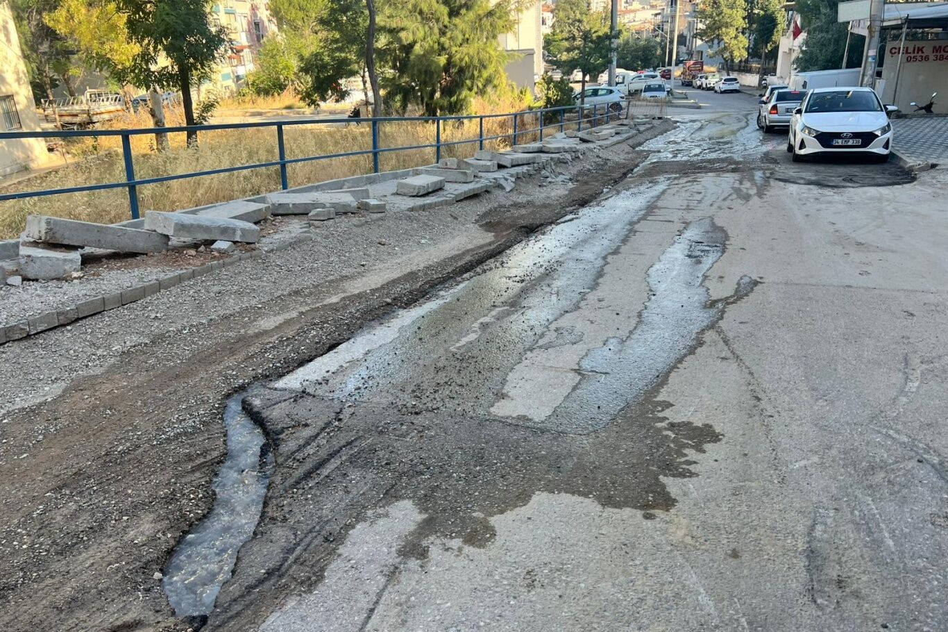 Buca'da kaldırım çalışması sırasında su hattında hasar oluştu