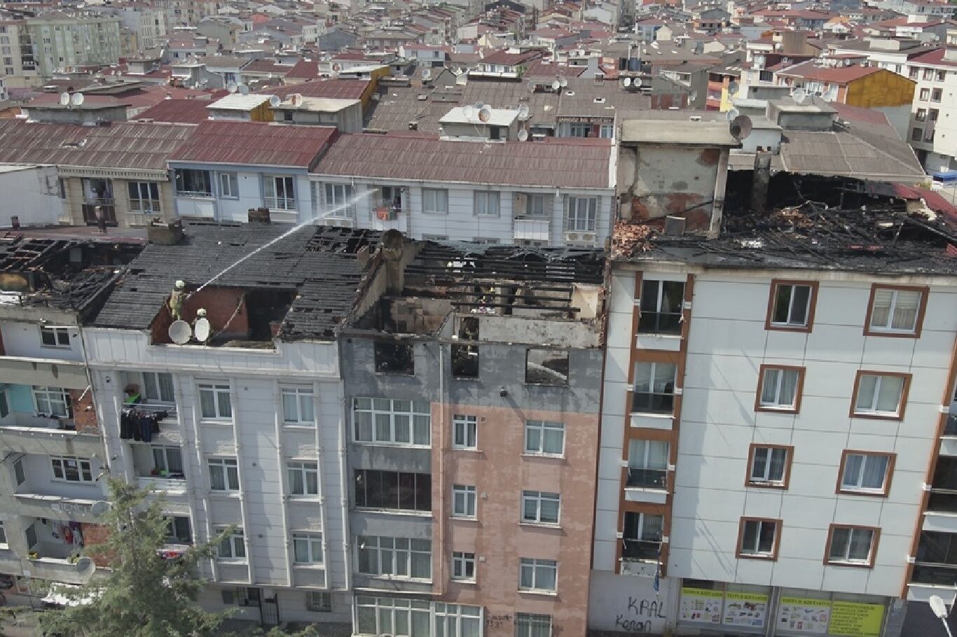 Esenyurt'ta 4 binaya sıçrayan çatı yangını kontrol altına alındı
