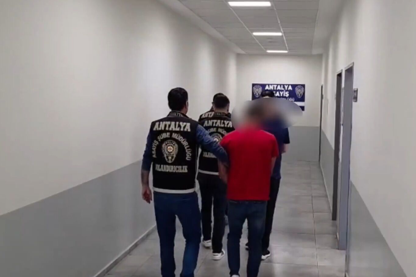 Karşılıksız çekle dolandırıcılık yapan 4 şüpheli tutuklandı