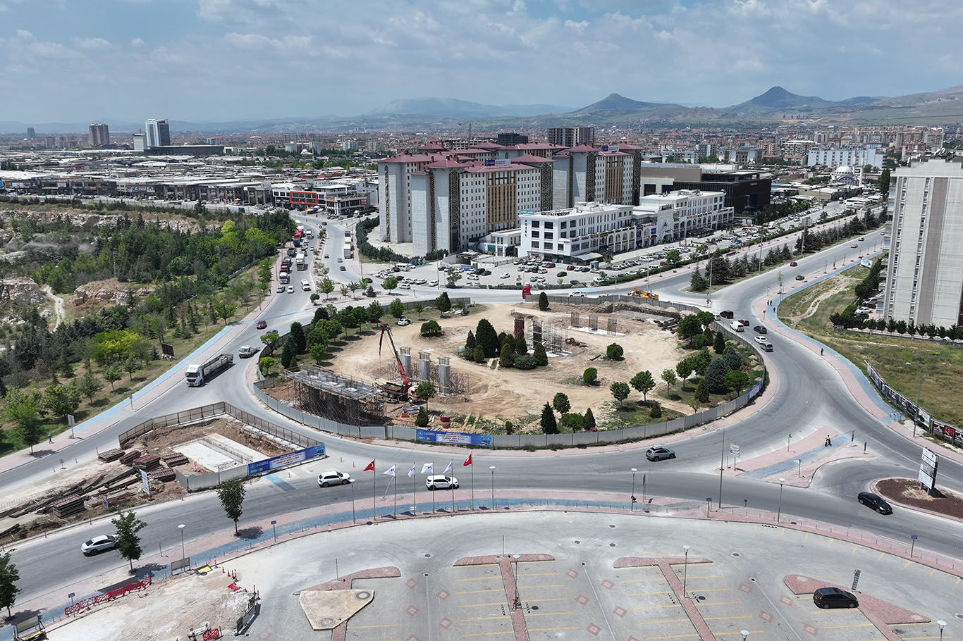 Konya'da tramvay üst geçidi çalışmaları sürüyor