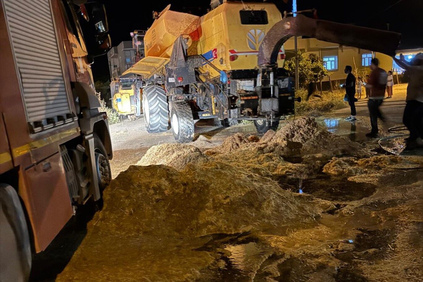Mardin'de biçerdöverden çıkan kıvılcımların yol açtığı yangında 4 ton saman zarar gördü