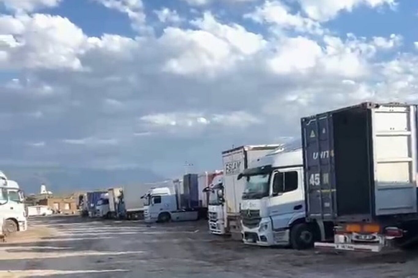 Nahçıvan'da tır şoförlerinden imdat çağrısı '5 gündür tozun toprağın içinde mahsur kaldık!'