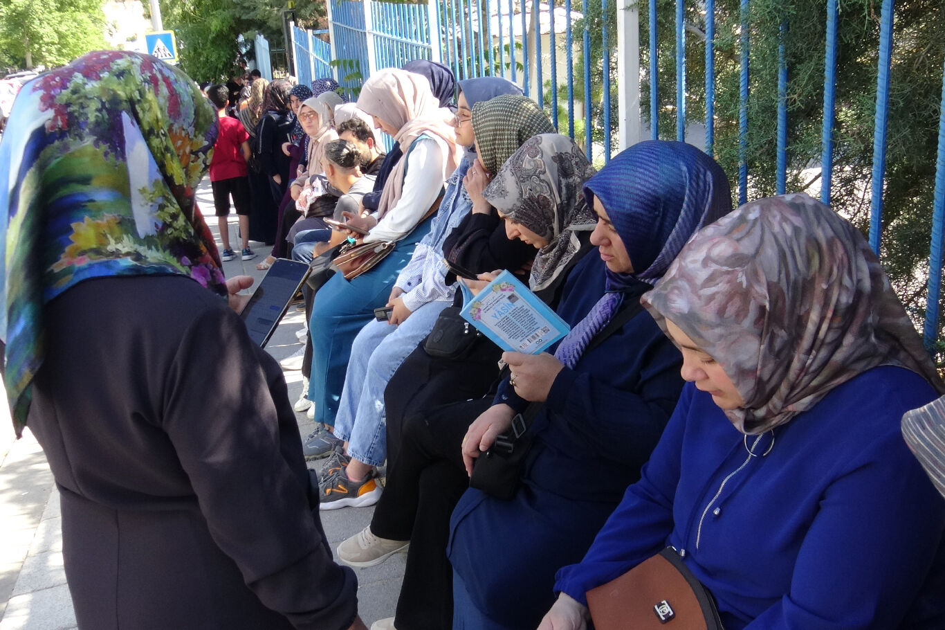 Öğrenciler sınavda, veliler duada