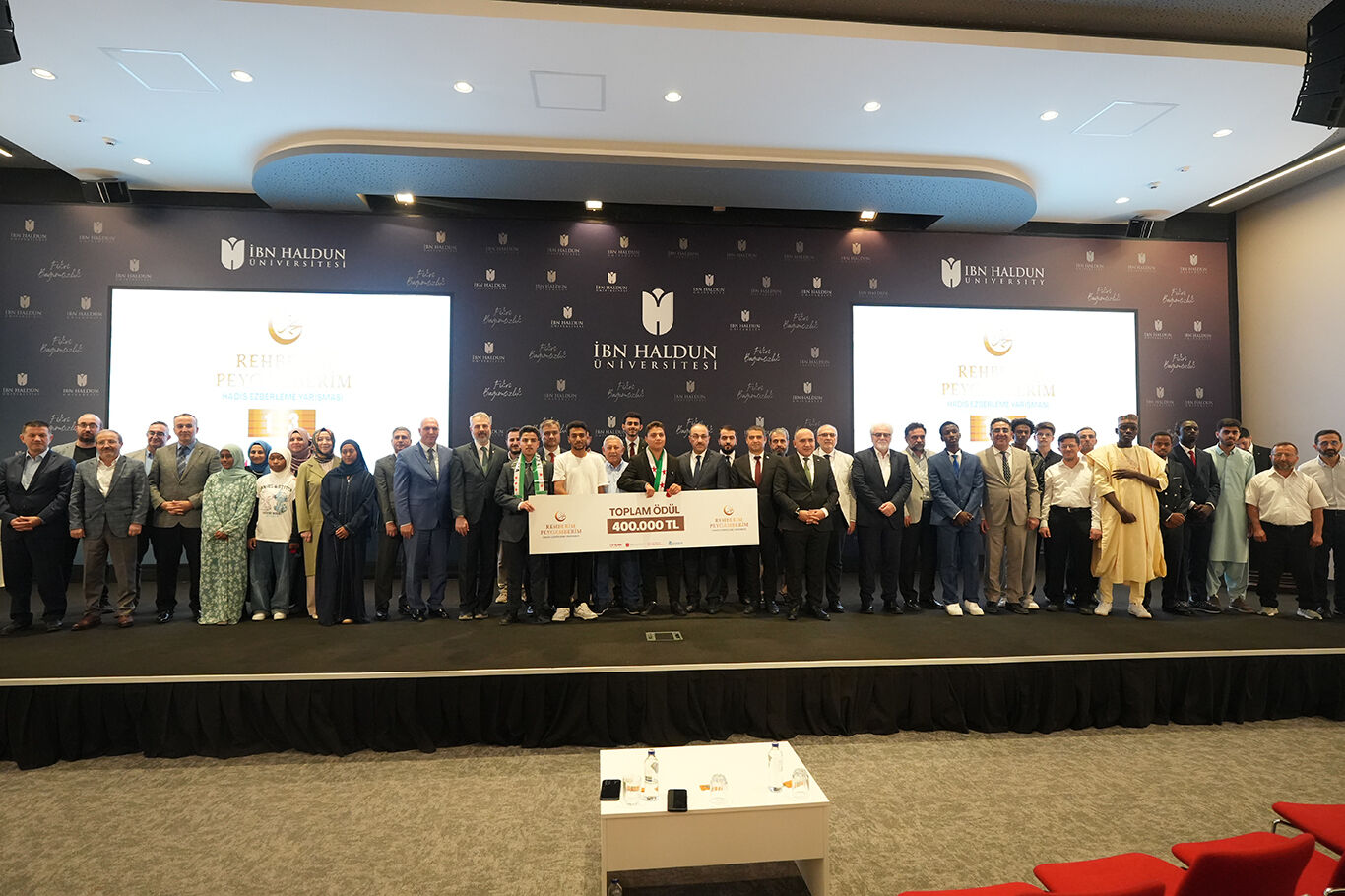 Rehberim Peygamberim Hadis Ezberleme Yarışması'nda 20 genç ödüllerin sahibi oldu