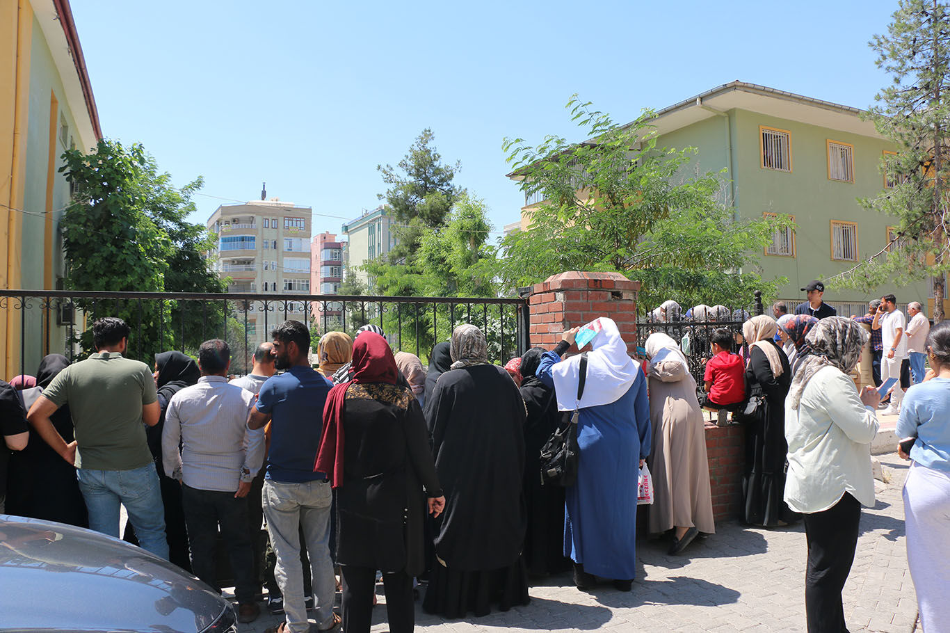 Şanlıurfa'da LGS heyecanı: Öğrenciler içeride, veliler dışarıda ter döktü