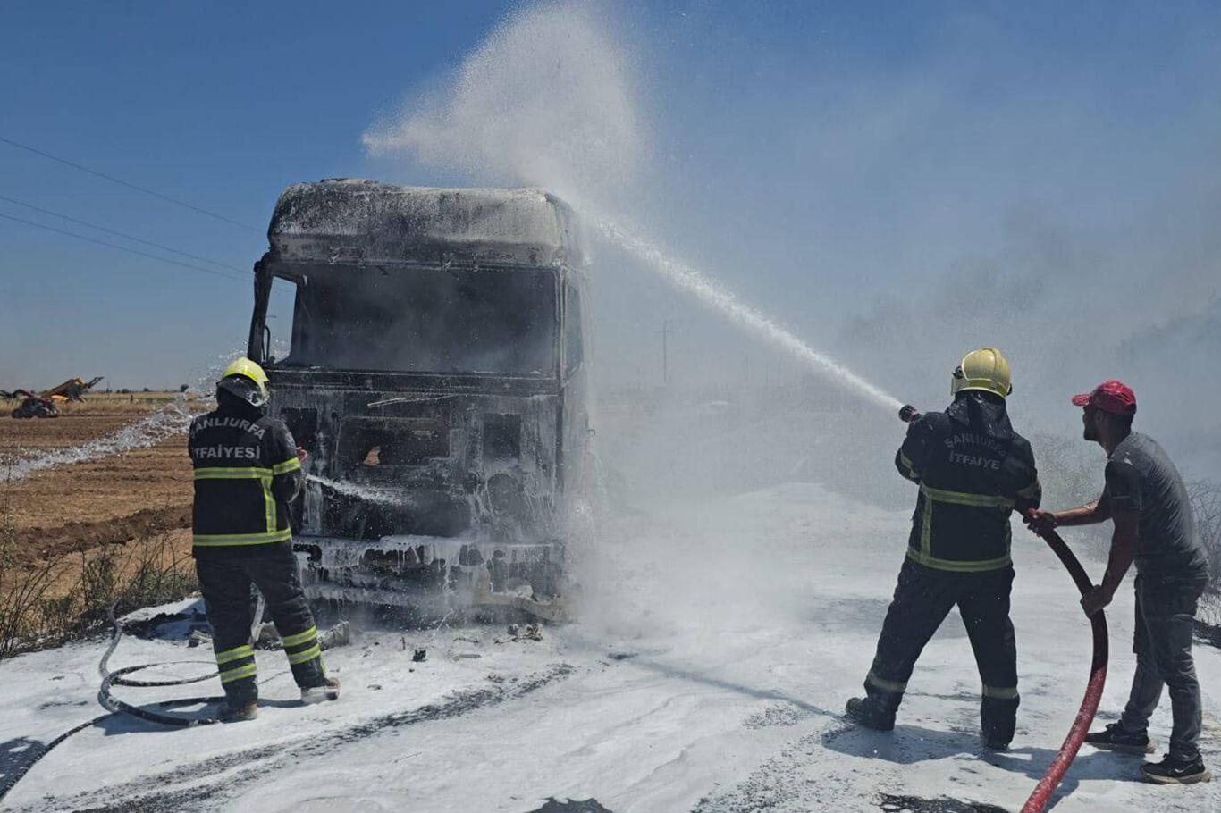 Şanlıurfa'da saman yüklü tır'da çıkan yangın söndürüldü